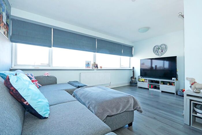 2 Bedroom Maisonette For Sale In High Road, South Benfleet, Essex, SS7