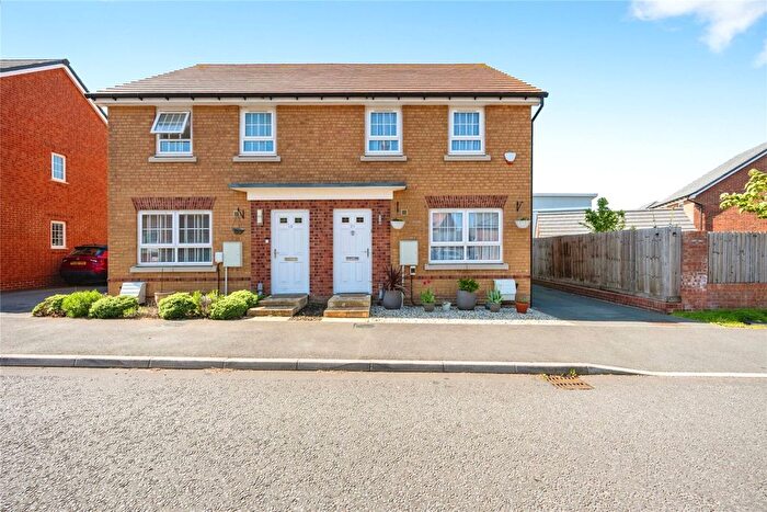 3 Bedroom Semi Detached House For Sale In Alexander Way, Leighton Buzzard, Bedfordshire, LU7