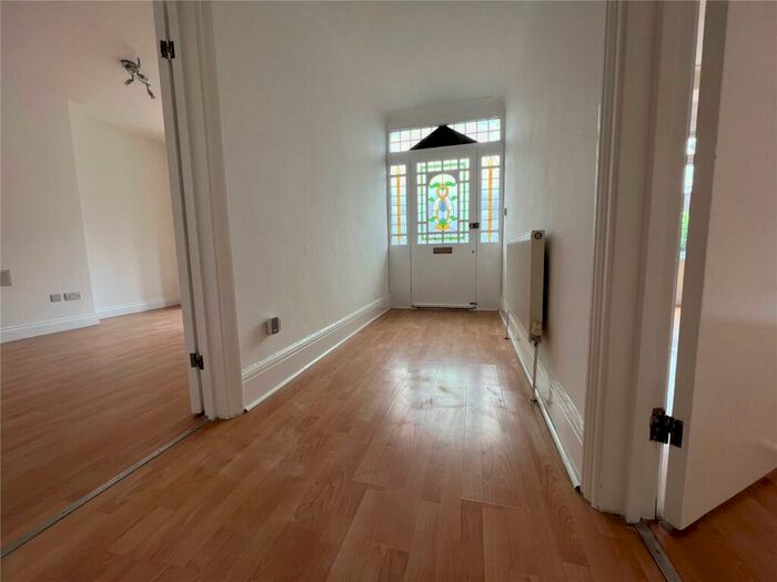 2 Bedroom Apartment To Rent In Brownlow Road, Bounds Green, London, N11