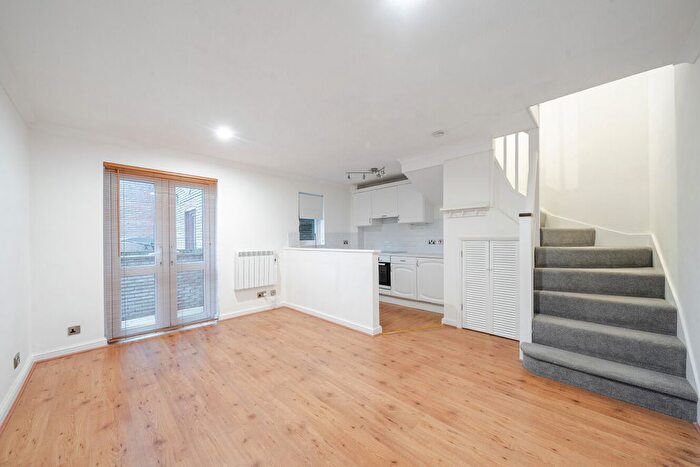 1 Bedroom Terraced House For Sale In Tillett Square, London, SE16