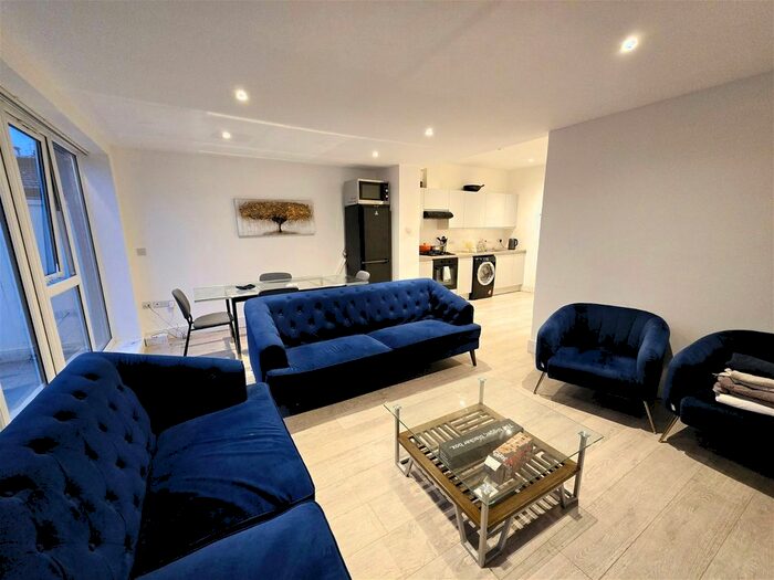 5 Bedroom Flat To Rent In Mitcham Road, London, SW17