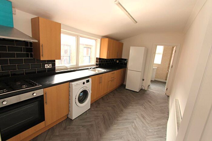 3 Bedroom Flat To Rent In Kettering Road, Northampton, NN1