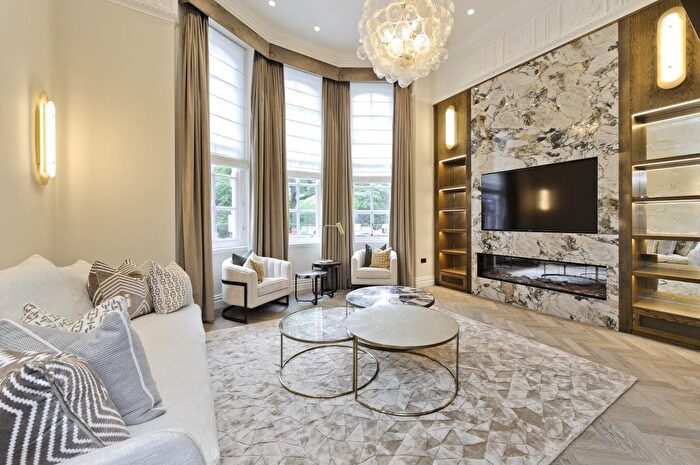 3 Bedroom Flat To Rent In Cadogan Square, Knightsbridge, SW1X