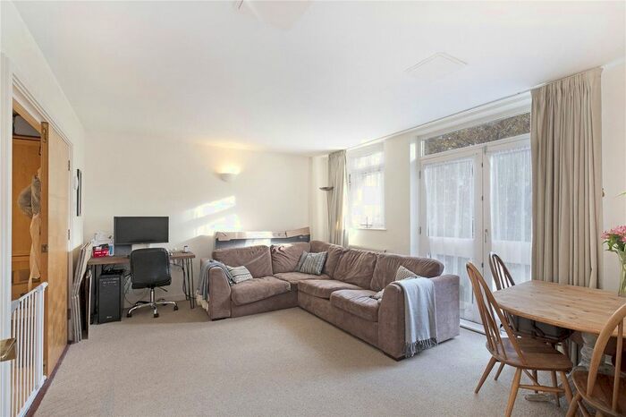 2 Bedroom Flat To Rent In Park House, Northfields, London, SW18