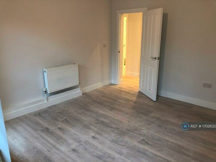 3 Bedroom Flat To Rent In Templecombe Road, London, E9
