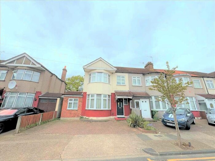 5 Bedroom Semi-Detached House To Rent In Parkside Avenue, Romford, Romford, RM1