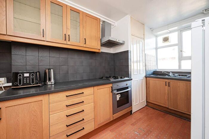 3 Bedroom Maisonette To Rent In Richmond Road, Dalston, London, E8