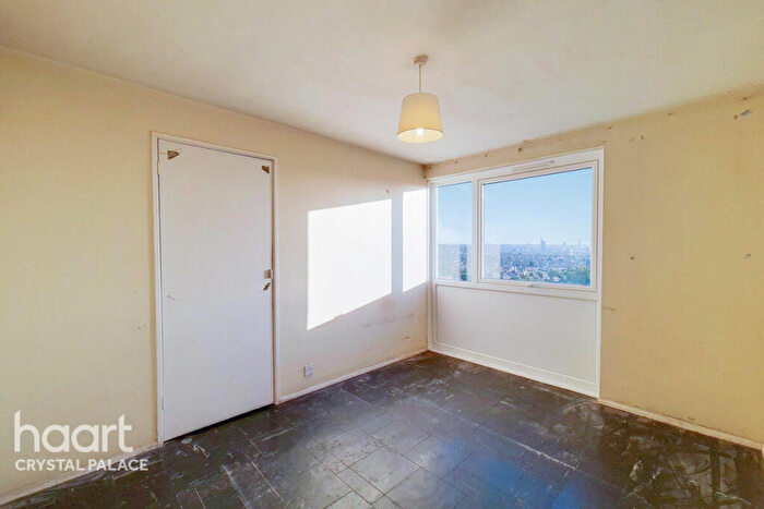 2 Bedroom Flat For Sale In Priory Crescent, London, SE19