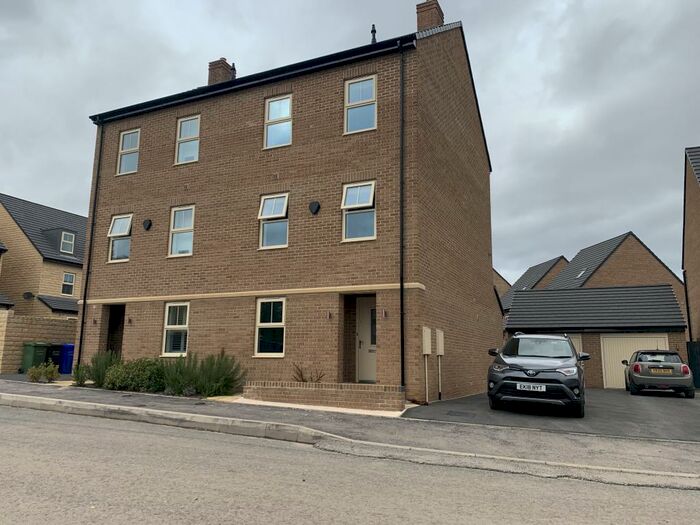 4 Bedroom Semi-Detached House To Rent In Comley Crescent, Chesterfield, S41