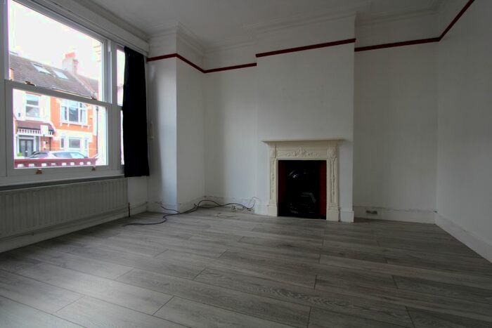 4 Bedroom Flat To Rent In Undine Street, Tooting Broadway, SW17