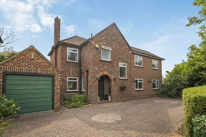 4 Bedroom Detached House For Sale In Queens Avenue, West Byfleet, Surrey, KT14