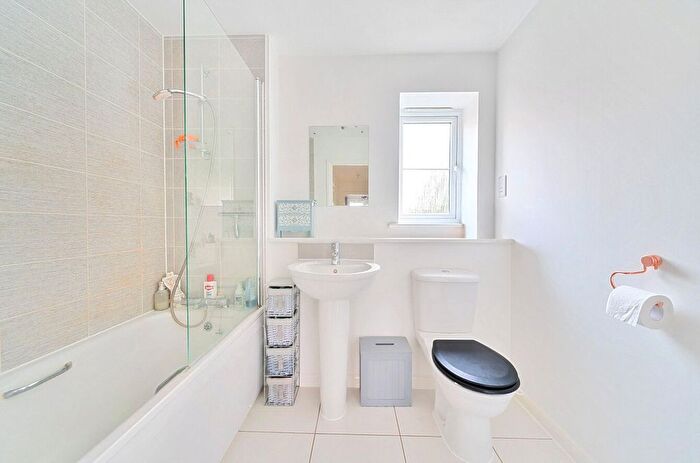 2 Bedroom Flat For Sale In Budd Grove, Winnersh, Wokingham, RG41