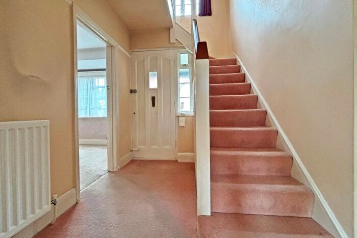 3 Bedroom Detached House For Sale In Hayes Way, Park Langley, Beckenham, BR3