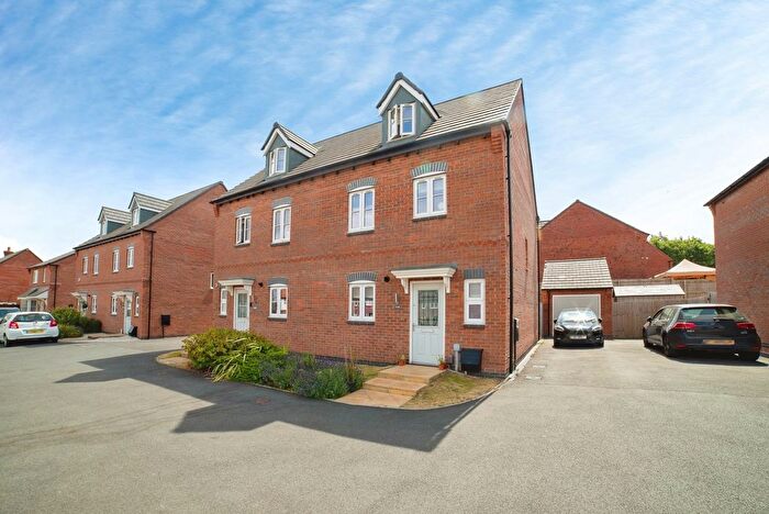 4 Bedroom Semi-Detached House For Sale In Lindhurst Way West, Mansfield, Nottinghamshire, NG18