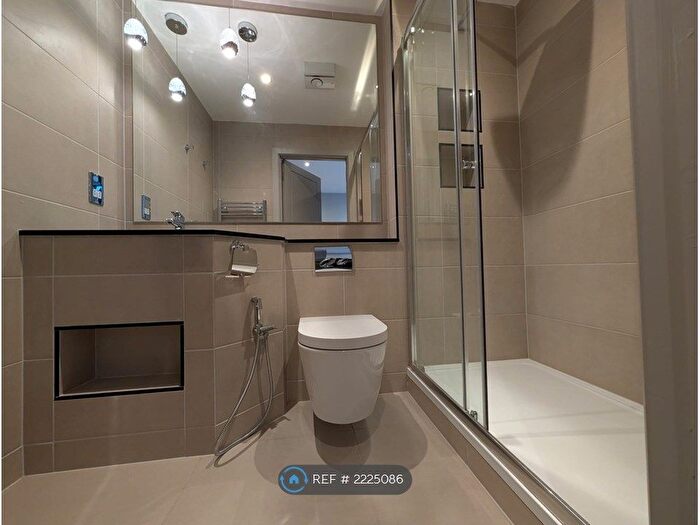 3 Bedroom Flat To Rent In Trafalgar House, Leeds, LS1