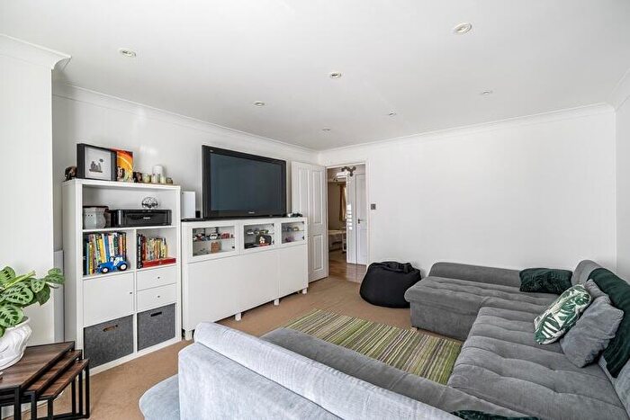 2 Bedroom Flat For Sale In Hanger Court, Woking, Surrey, GU21