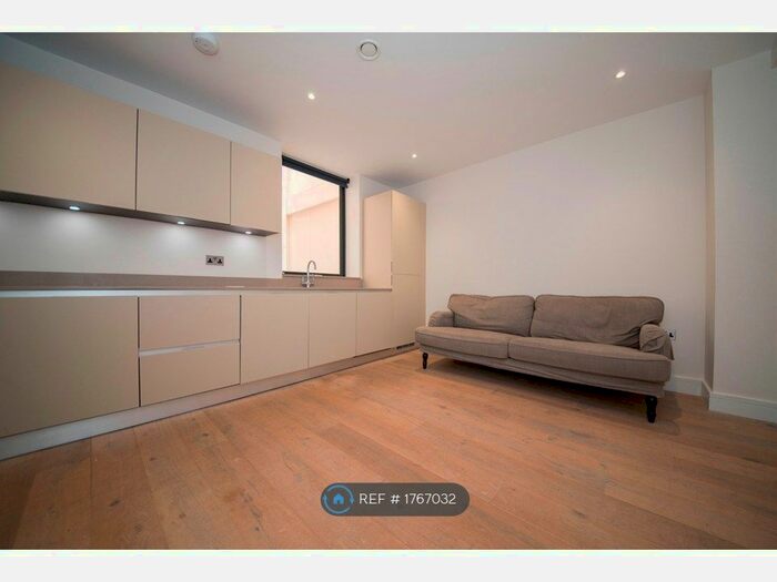 3 Bedroom Flat To Rent In Akexa House, London, N4