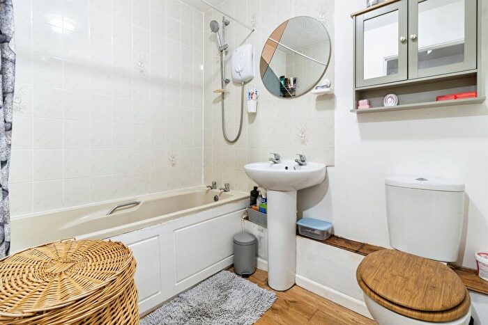 2 Bedroom End Of Terrace House For Sale In Kinnerton Way, Exeter, EX4