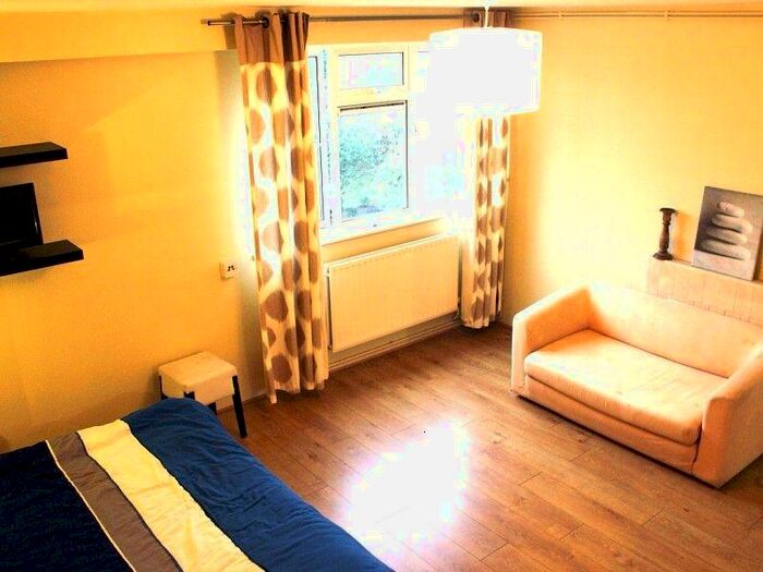 Studio To Rent In Sidney Street, Whitechapel, London., E1