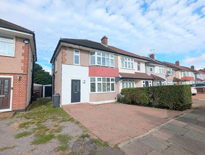 3 Bedroom Semi-Detached House For Sale In West Road, Bedfont, TW14