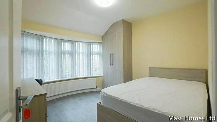 4 Bedroom House To Rent In Parrs Wood Road, Manchester, M20