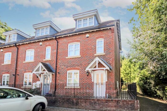 4 Bedroom Terraced House To Rent In Rythe Close, Claygate, KT10