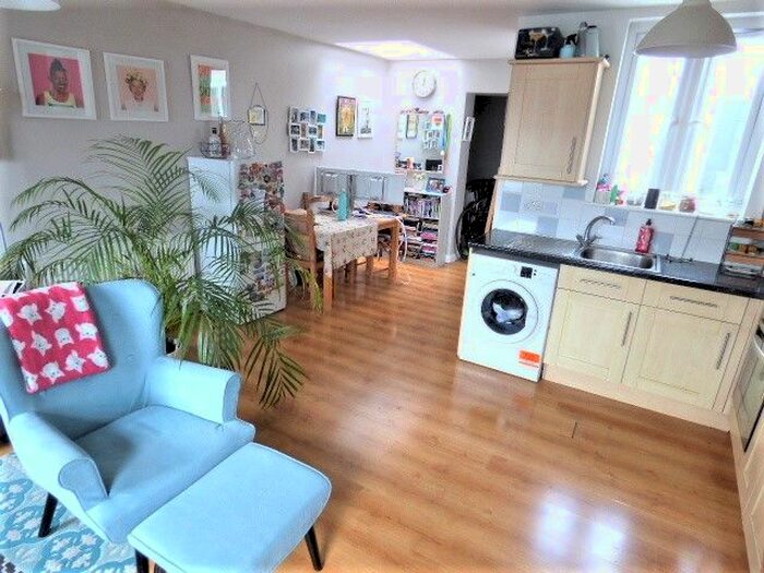 2 Bedroom Flat To Rent In Roman Road, Bow, E3