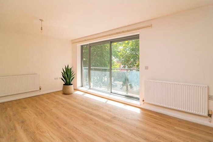 2 Bedroom Flat For Sale In Streatham High Road, London, SW16