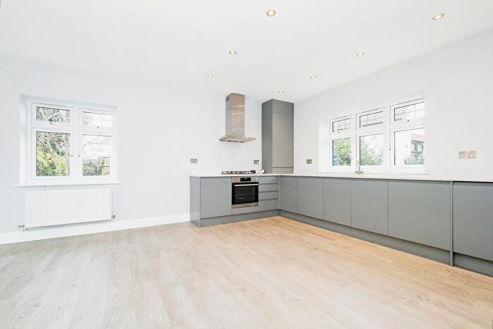 2 Bedroom Bungalow For Sale In Goodrington Mews, Hornchurch, RM11