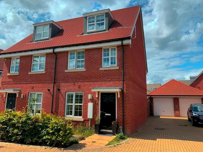 3 Bedroom Semi-Detached House To Rent In Hayes Drive, Reading, RG7