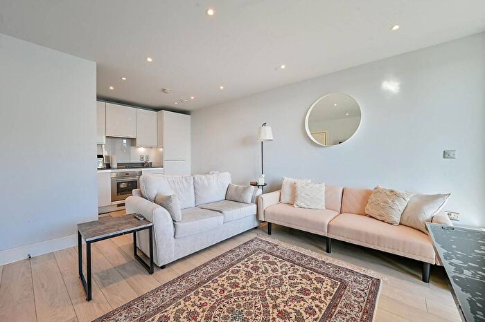 1 Bedroom Flat To Rent In Lakeside Drive, North Acton, London, NW10