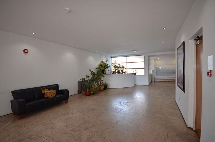 2 Bedroom Flat To Rent In Whitehorse Road, Croydon, CR0