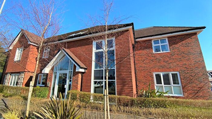 2 Bedroom Apartment For Sale In Farnham Road, Liss, Hampshire, GU33