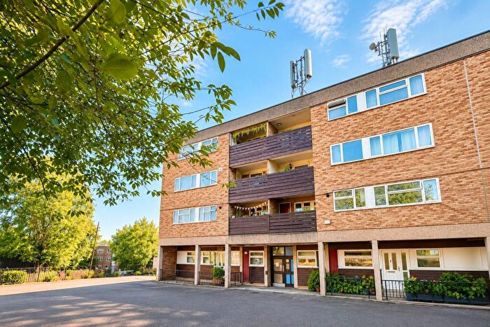 2 Bedroom Apartment For Sale In Hilltop Road, Berkhamsted, HP4