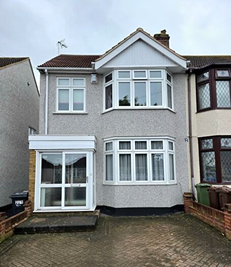 4 Bedroom Detached House To Rent In Gorseway, Romford, RM7