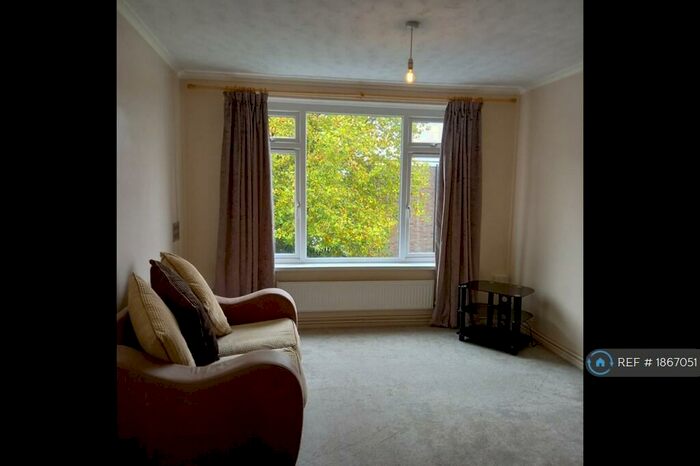 3 Bedroom Flat To Rent In Cuttholme Way, Chesterfield, S40