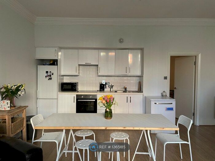 2 Bedroom Flat To Rent In Carlton Drive, London, SW15