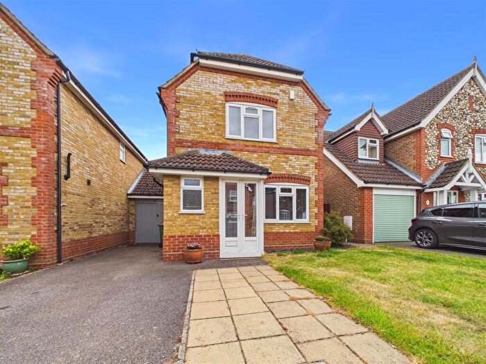 3 Bedroom Detached House For Sale In Lytcott Drive, West Molesey, KT8