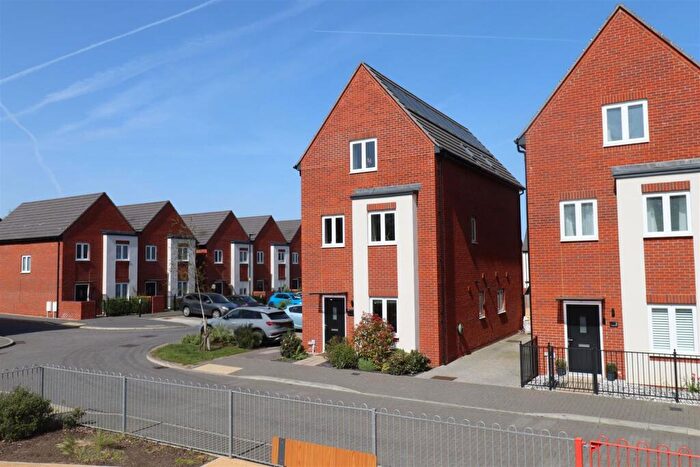 4 Bedroom Detached House For Sale In Brampton View, Farnborough, GU14