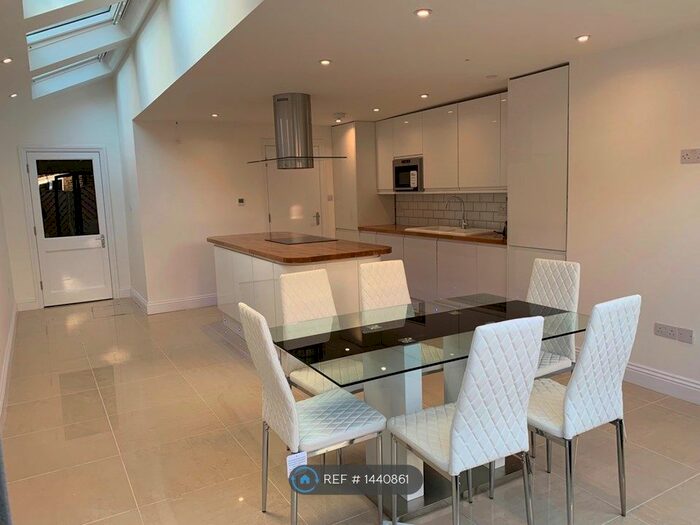 6 Bedroom Terraced House To Rent In Friern Road, London, SE22