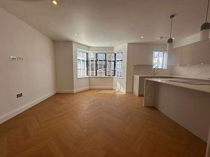 2 Bedroom Apartment To Rent In Beechcroft Avenue, Golders Green, NW11