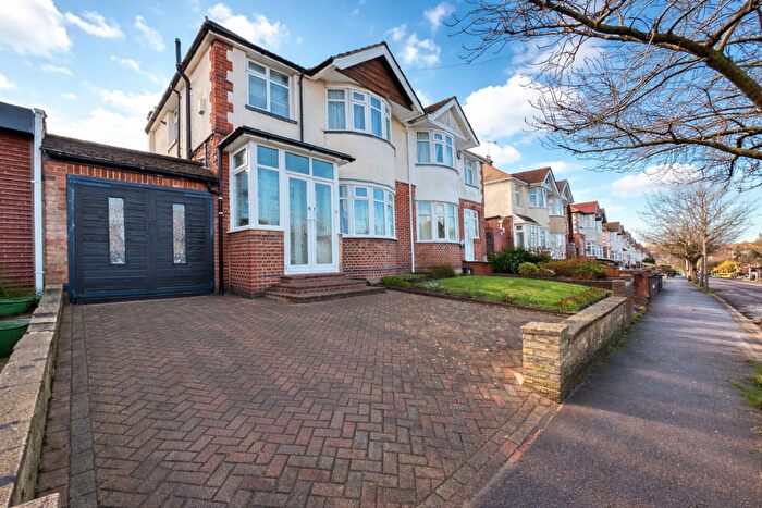 3 Bedroom Semi-Detached House To Rent In Walcot Avenue, Luton, Bedfordshire, LU2