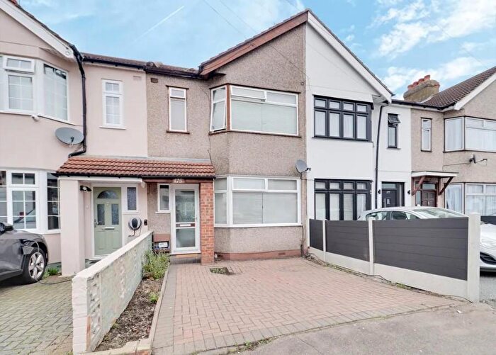 3 Bedroom Terraced House For Sale In Upminster Road South, Rainham, London, RM13