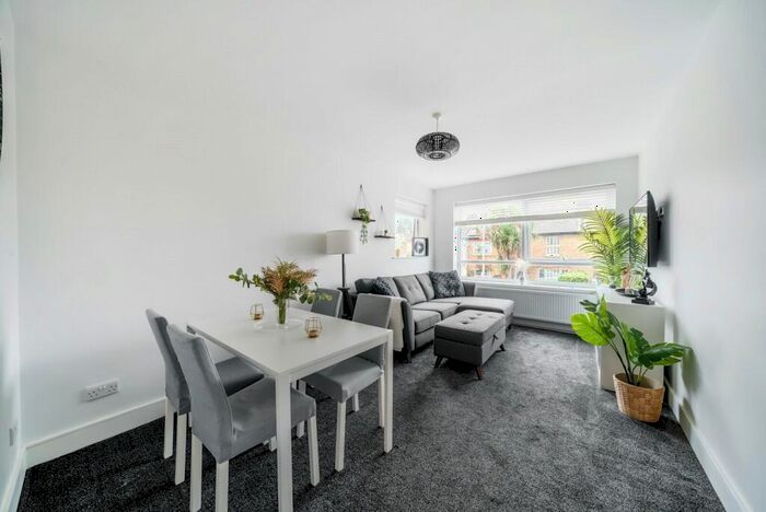 1 Bedroom Flat To Rent In Acre Road, Kingston Upon Thames, KT2