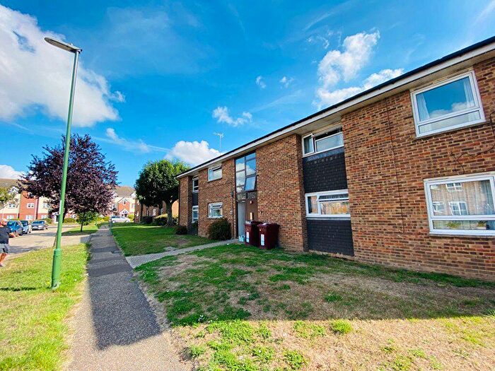 2 Bedroom Flat To Rent In Lennox Road, PO19