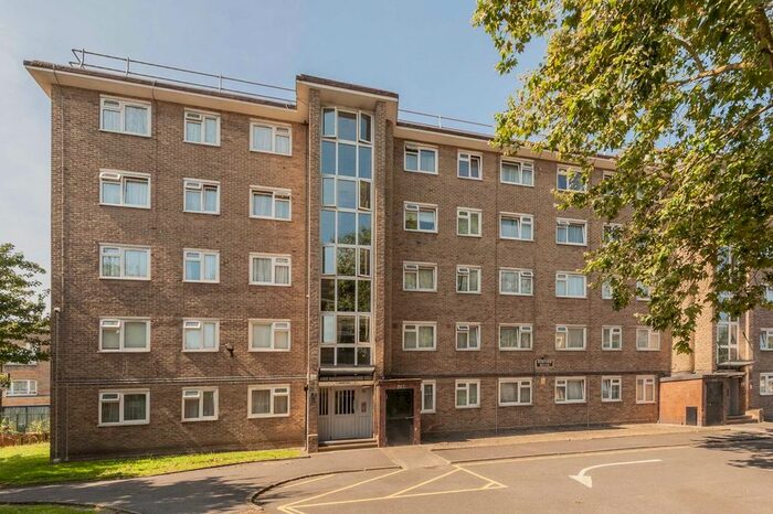 3 Bedroom Flat To Rent In Stockwell Road, London, SW9