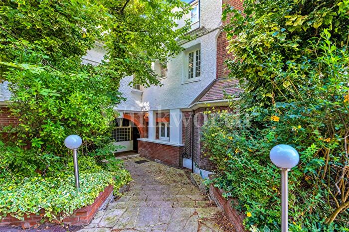 Apartment To Rent In Kidderpore Avenue, London, NW3