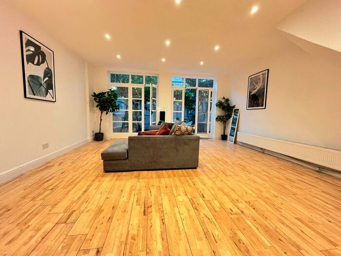 3 Bedroom Mews To Rent In Ickburgh Road, Hackney, E5