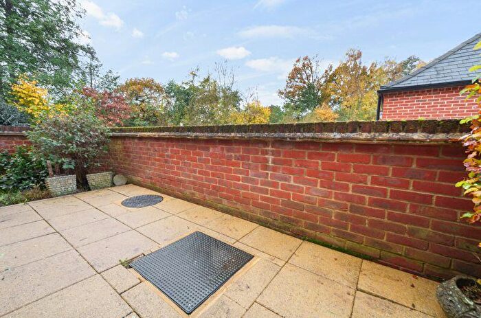 1 Bedroom Apartment For Sale In Hampshire Lakes, Oakleigh Square, Yateley Retirement Property, GU46