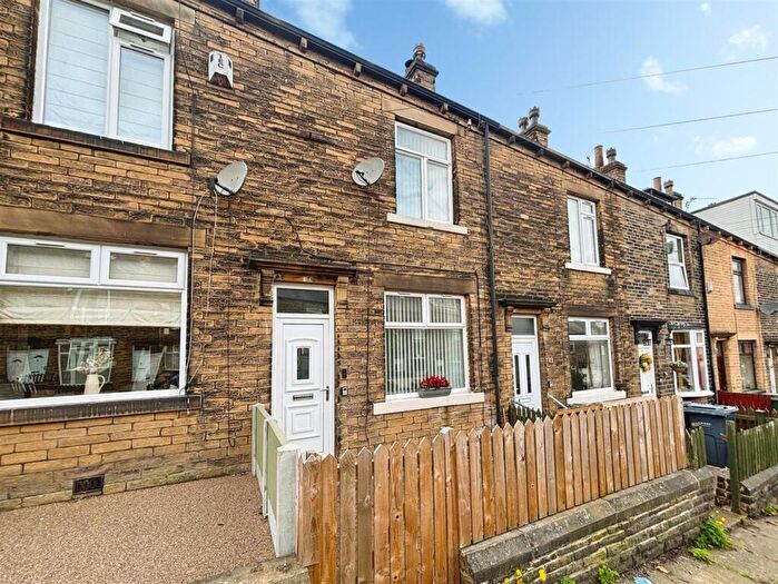 3 Bedroom Terraced House For Sale In Poplar Avenue, Bradford, BD7